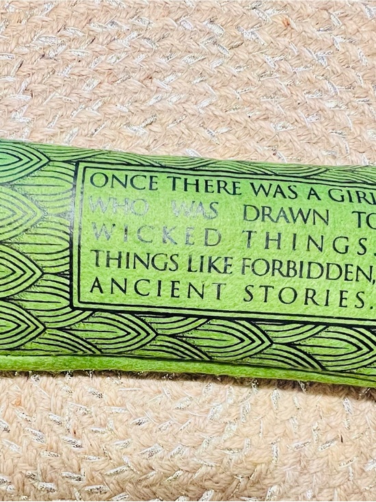 Accessories - Green Decorative Glasses Holder with Story Text NWOT